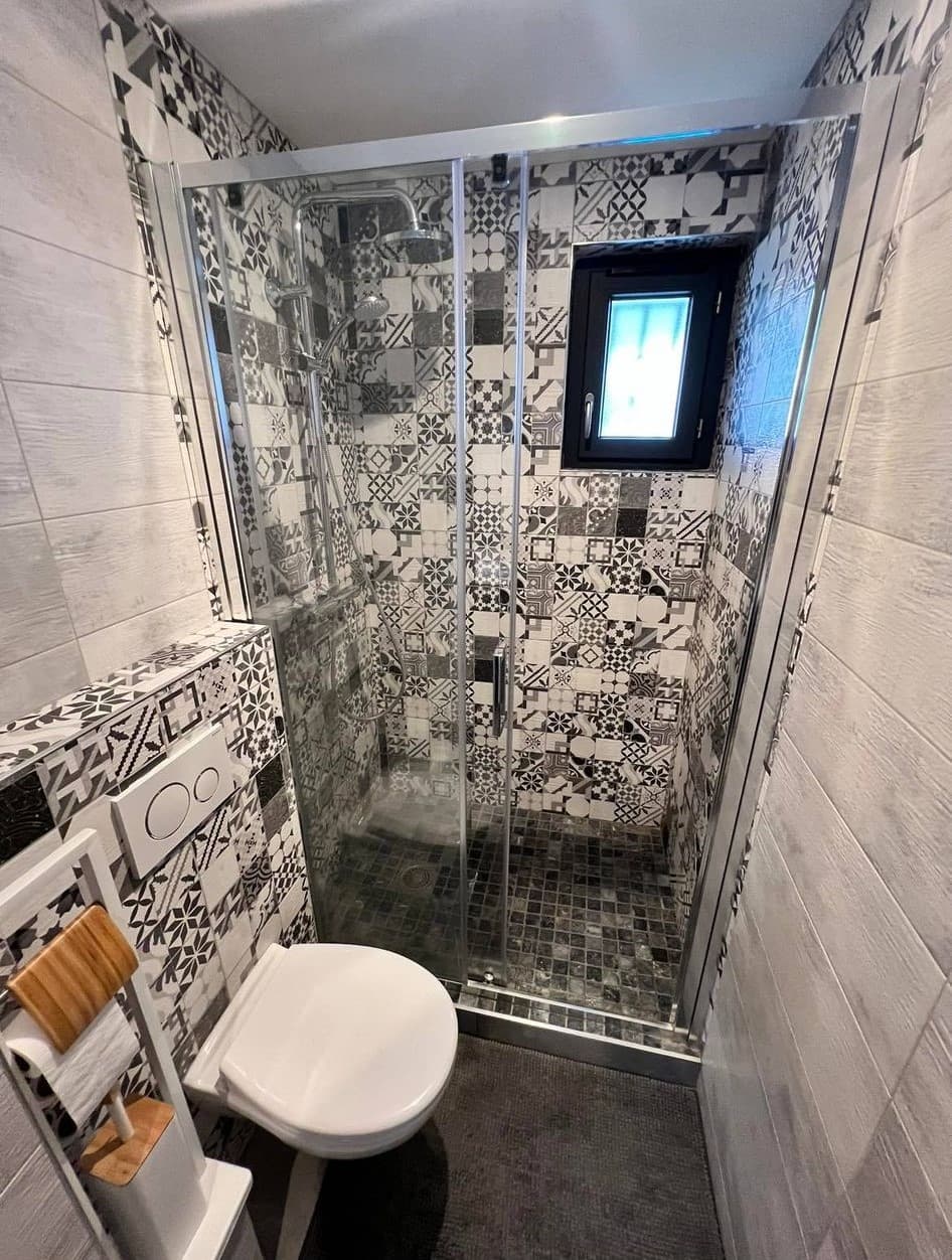 Douche et sanitaires aux carreaux graphiques