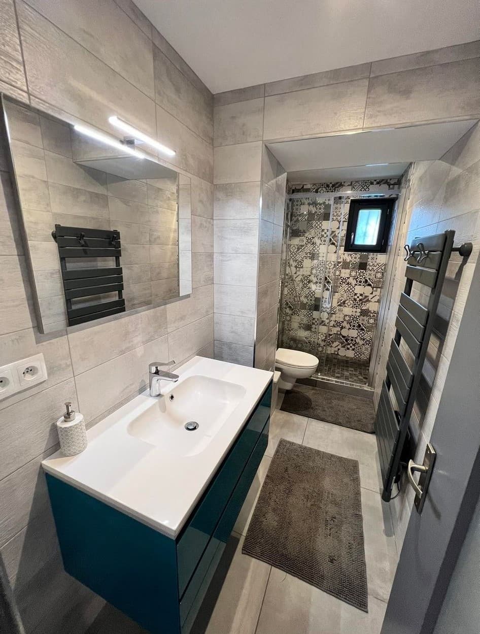 Salle de bains avec meuble vasque bleu
