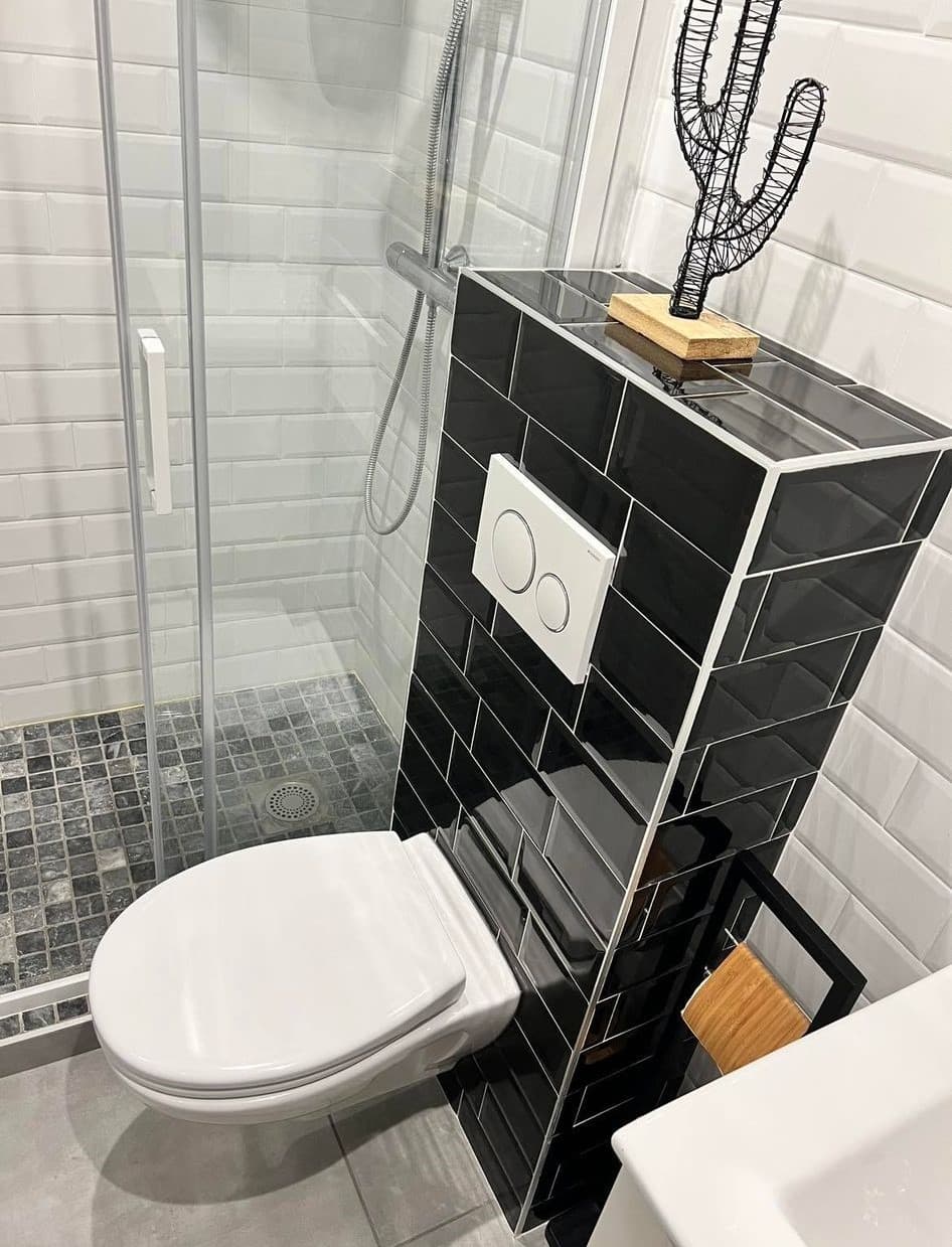 Douche et sanitaires photographiés par Jeanjean Soueix