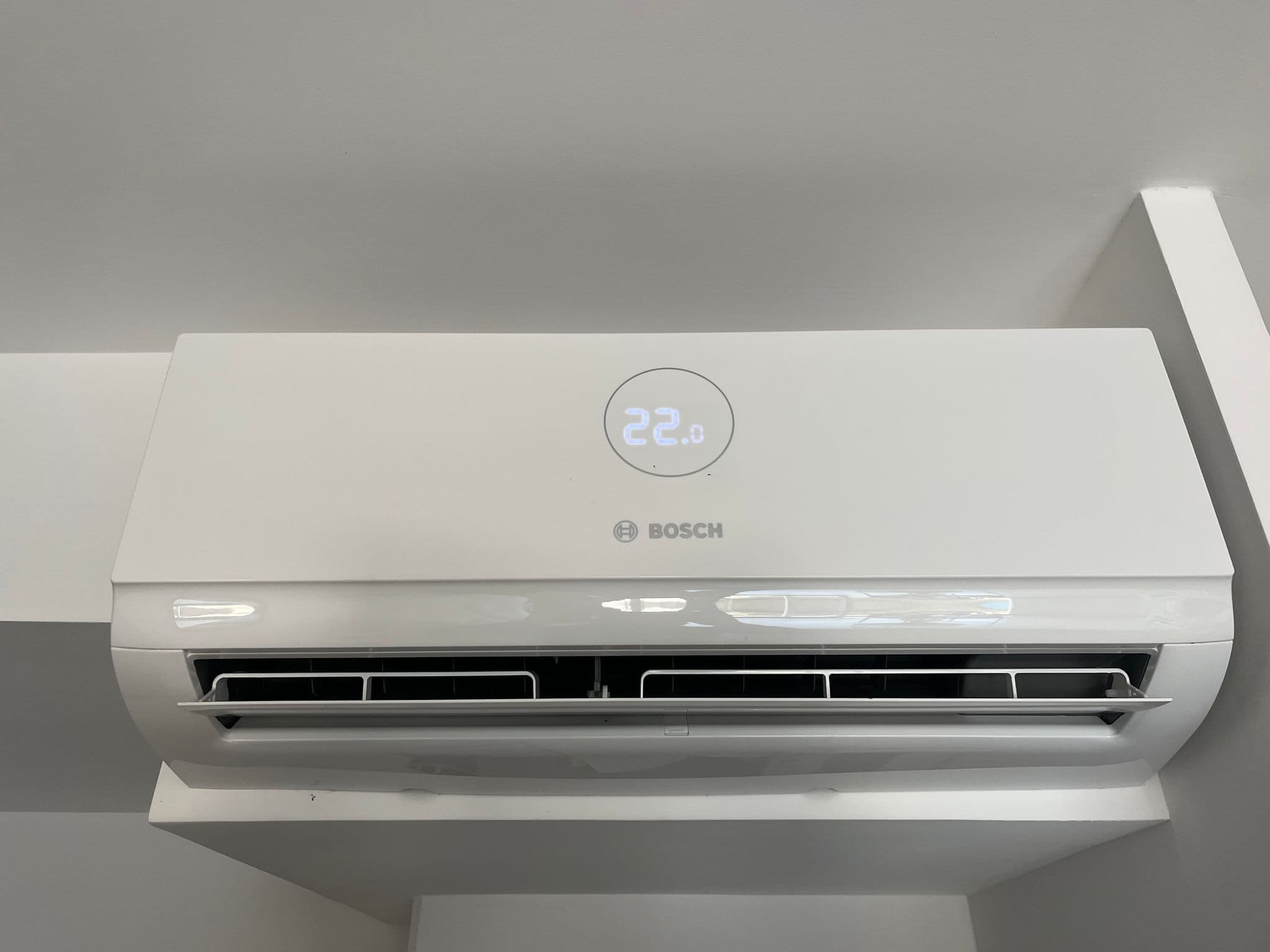 Détail d’une unité de climatisation Bosch en fonctionnement